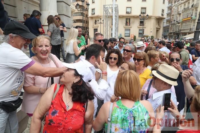 Cientos de personas protestan frente al Ayuntamiento de Cartagena por el pacto entre PP, PSOE y Cs