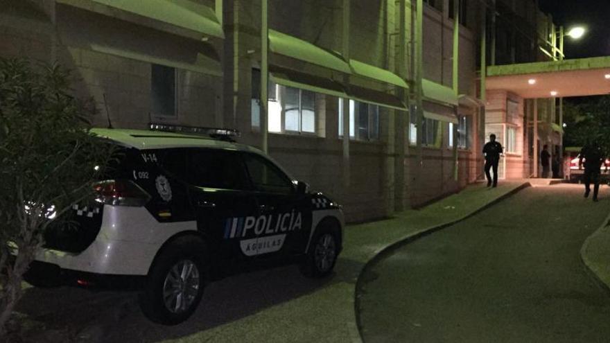 Un coche de Policía, en la puerta del centro de salud tras el suceso.