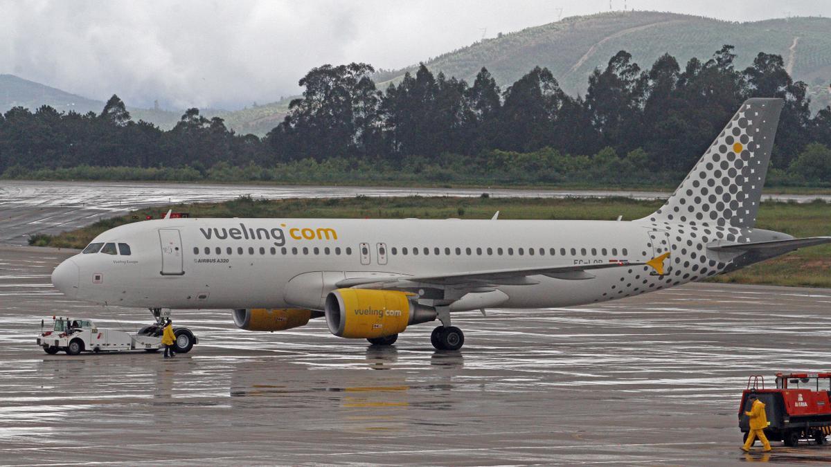 Un avión de la compañía Vueling, en el aeropuerto de Vigo.