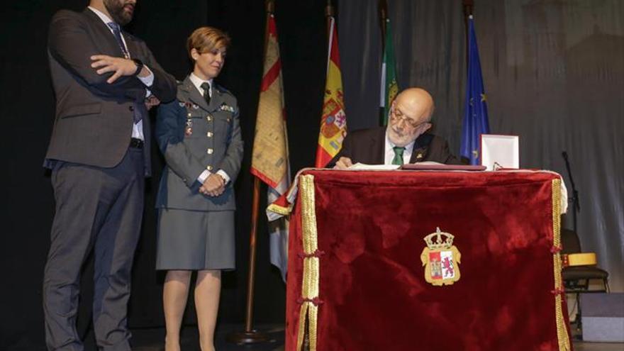 Una medalla a la «lealtad» y al «compromiso» de la Guardia Civil