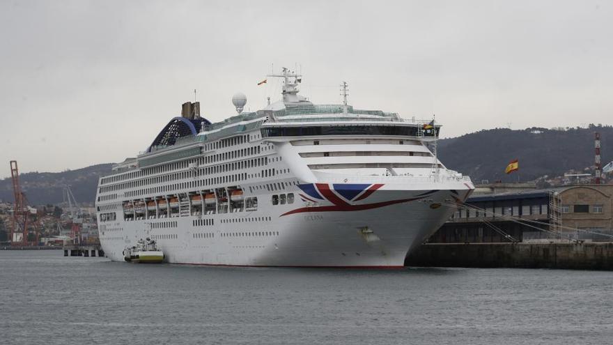 El crucero &quot;Oceana&quot;, hoy en Vigo. // R. Grobas