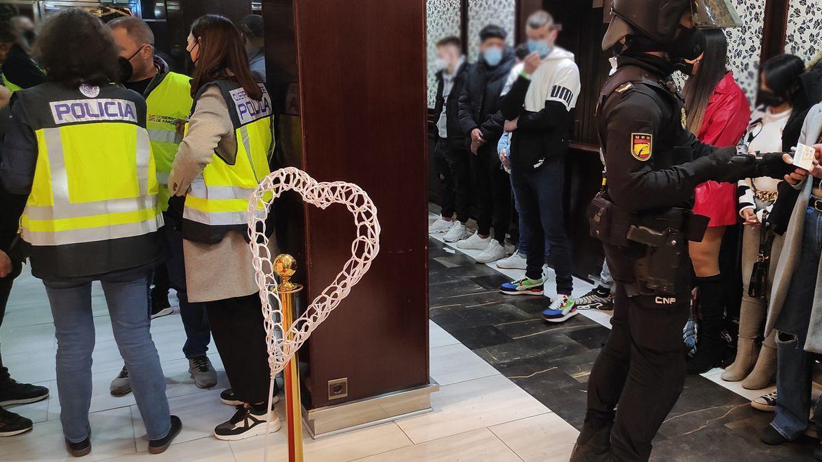 Macorredada en el interior de la sala Garden, en Zaragoza, el pasado fin de semana.