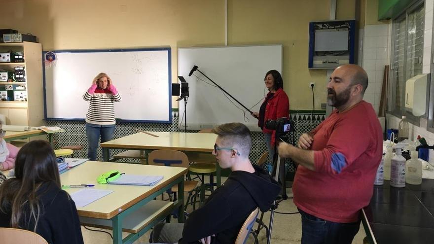 Sergio Lanzas en una clase del IES Puerto de la Torre durante el rodaje del corto.