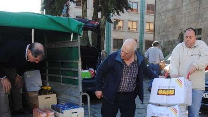 Integrantes de O Terreiro entregan alimentos en San Francisco.