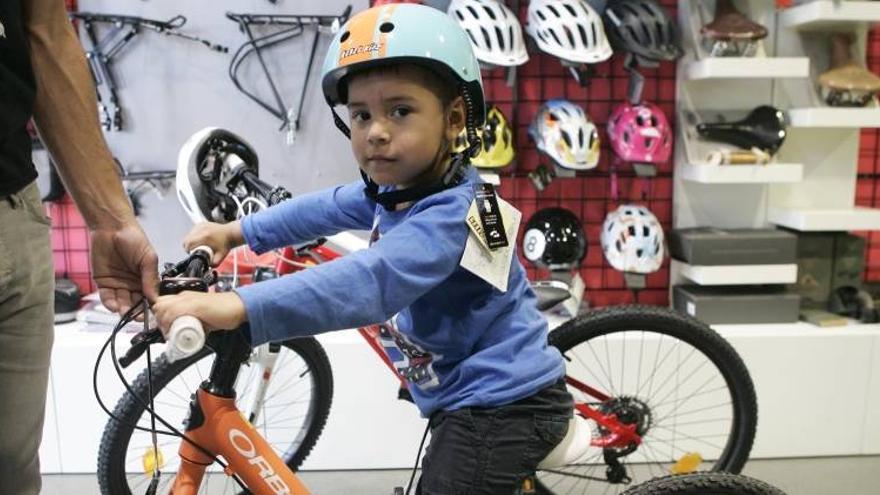El casco ya es obligatorio para los ciclistas menores de 16 años