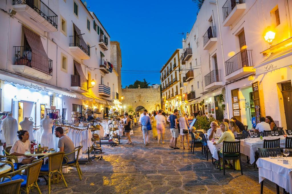Plaza de Vila, en la antigua ciudad amurallada de Ibiza.