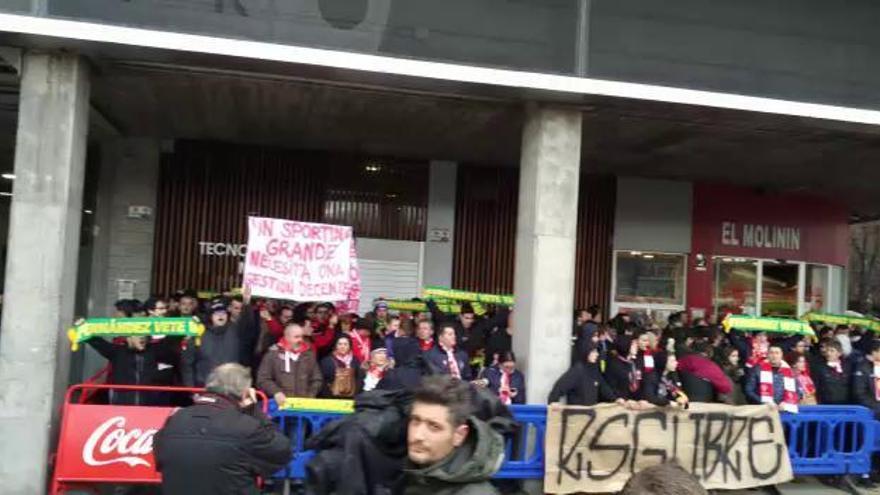 La afición del Sporting protesta contra la gestión del club