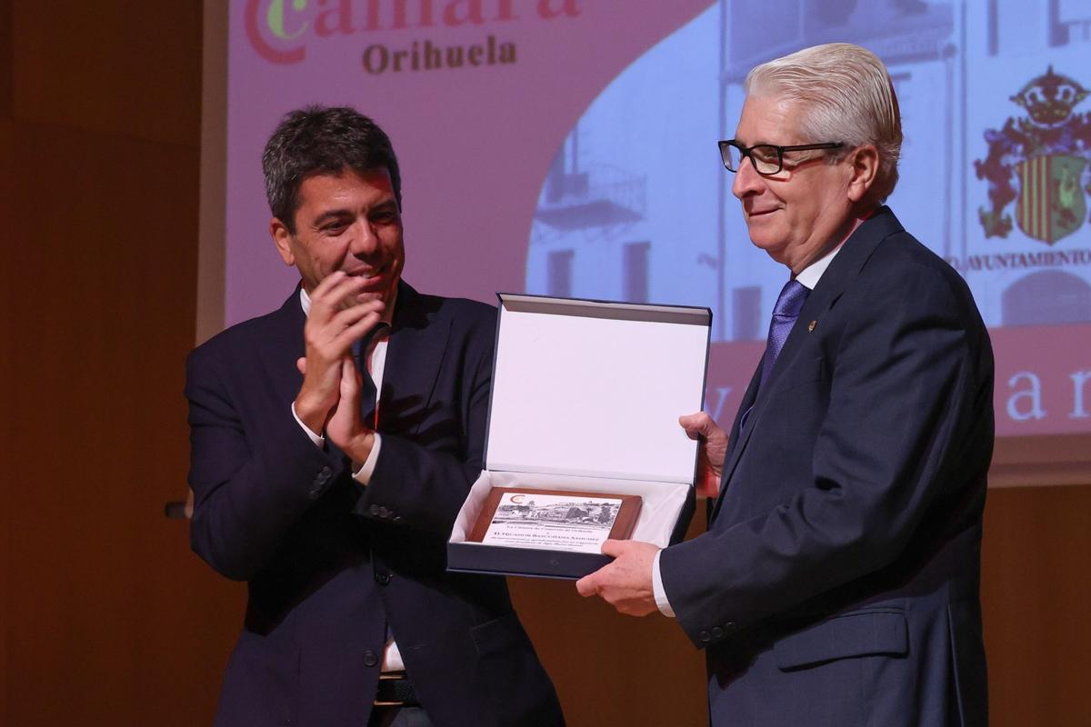 Nicanor Bascuñana, presidente de honor de Caja Rural Central recibe el galardón de la mano de Carlos Mazón