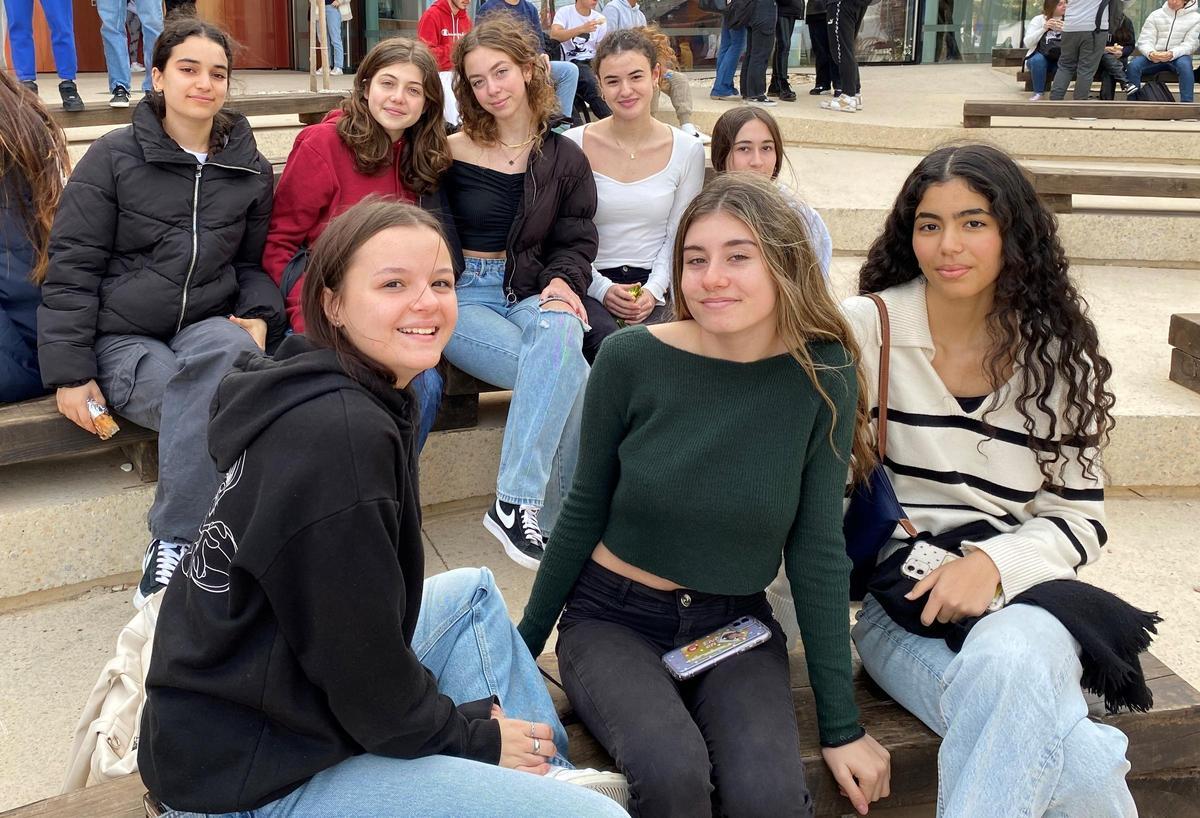 Grupo de estudiantes de Bachillerato del IES Sant Agustí poco antes de entrar al auditorio.