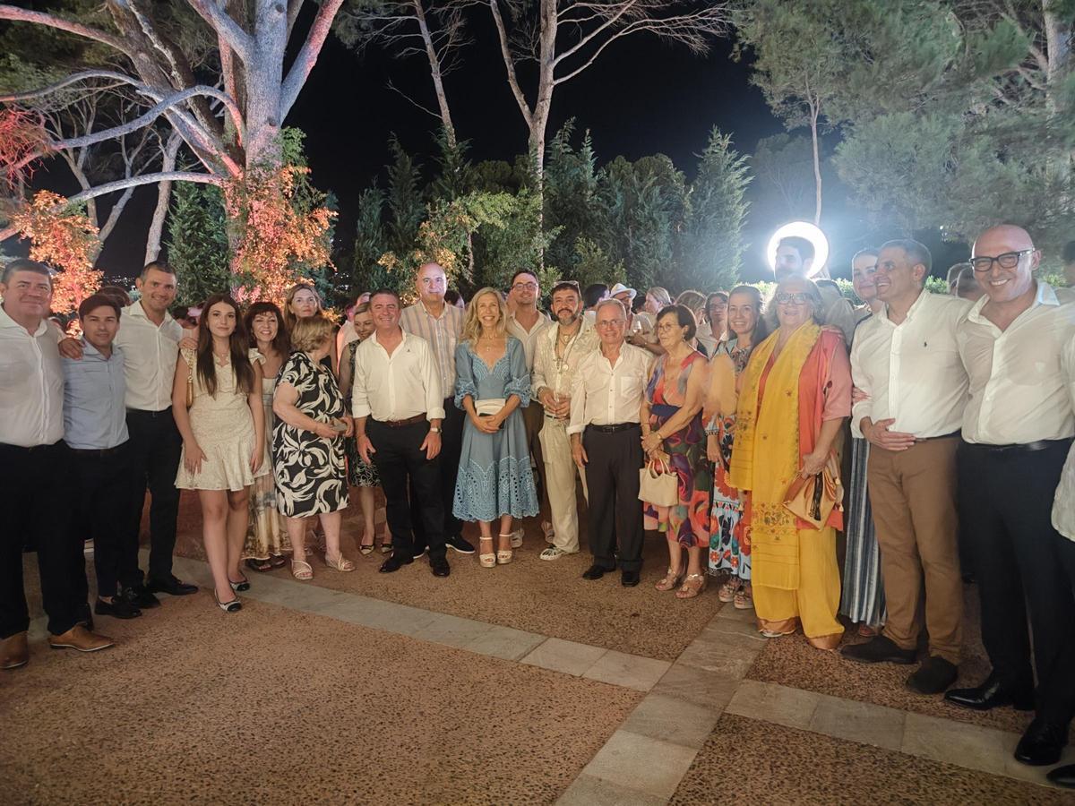 La delegación pitiusa posa en los jardines de Marivent.