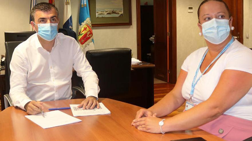 El alcalde de Los Realejos, Manuel Domínguez, y la concejala de Bienestar Social, Olga Jorge.