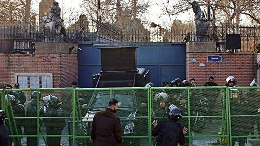 La policia iraniana protegint l&#039;ambaixada britànica.