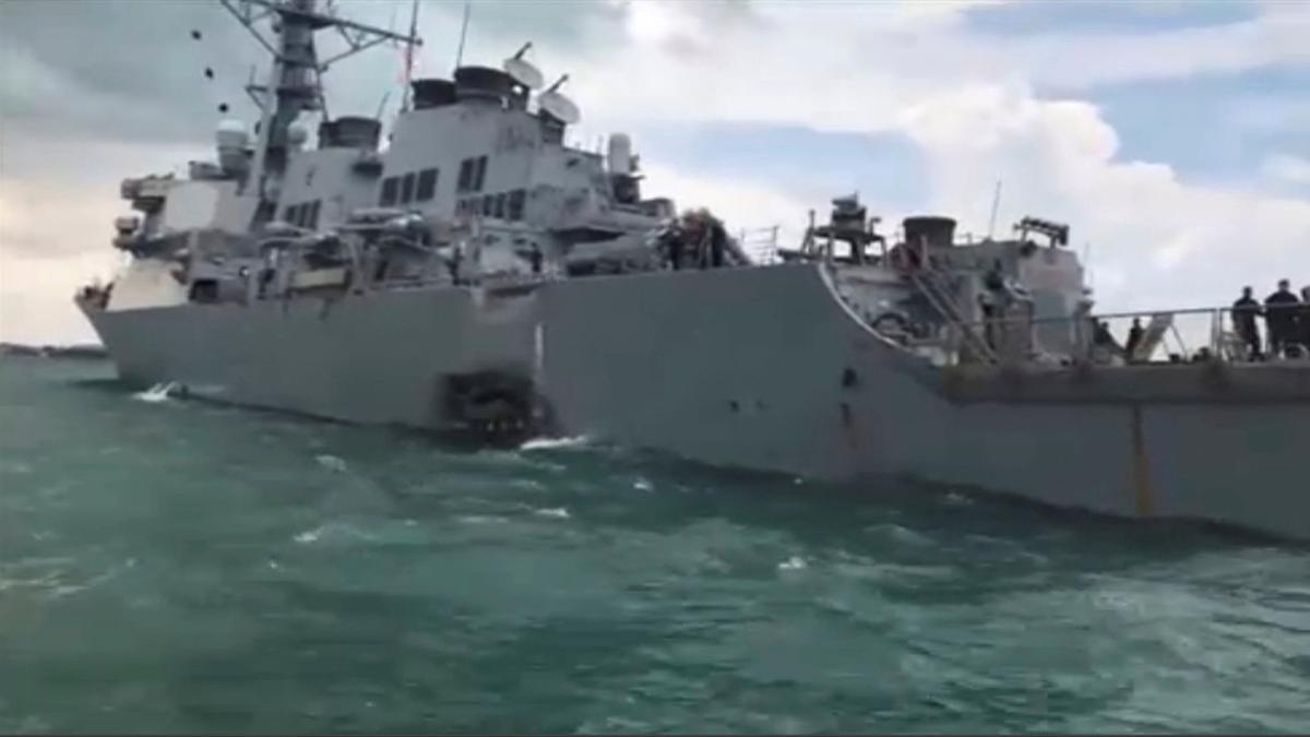 El 'USS John S. McCain', en una imagen posterior al choque con el petrolero.