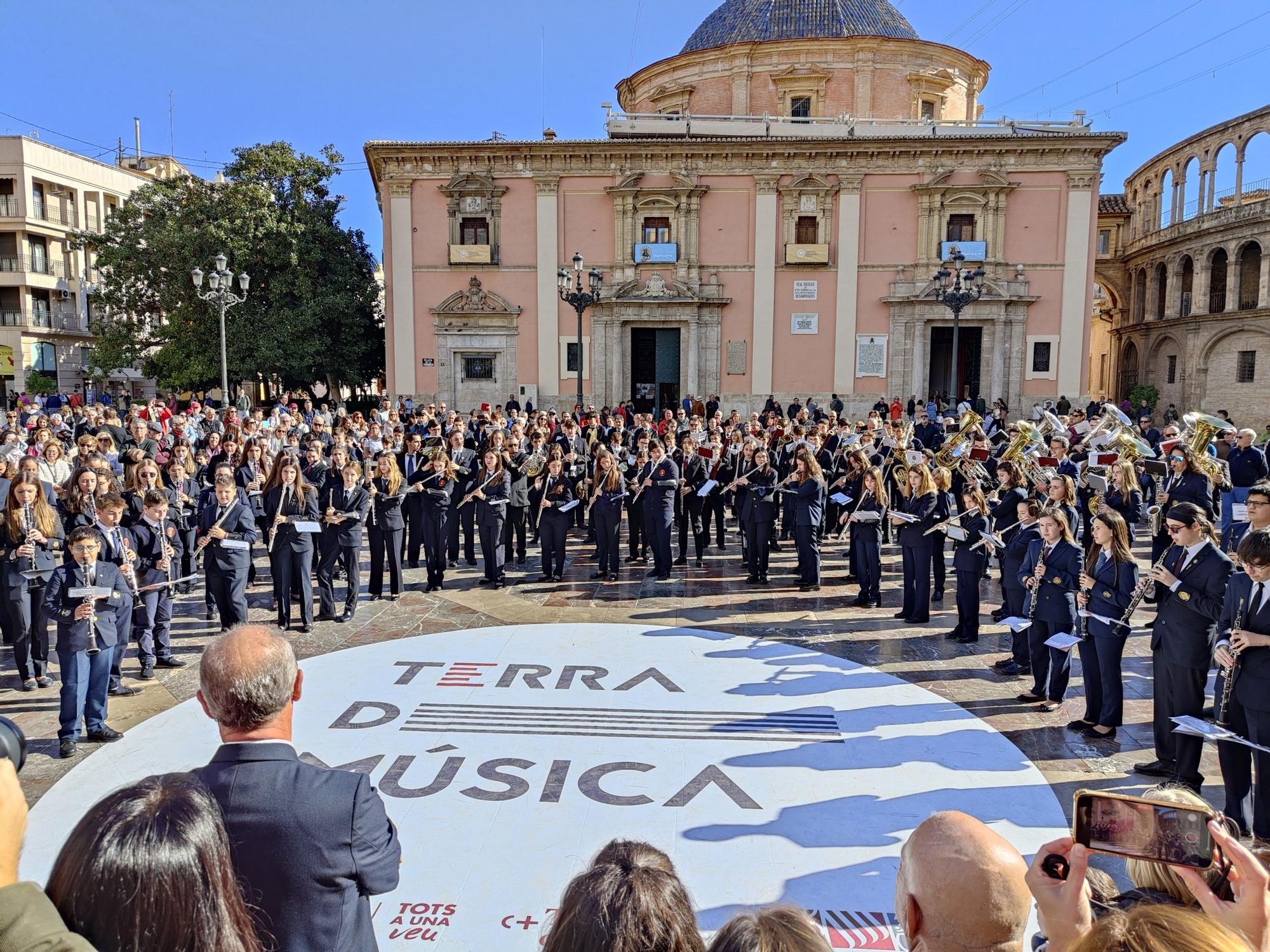 La música de banda resuena en la plaza de la Virgen de València