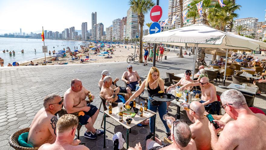 La vuelta de los británicos remonta la actividad turística y abre nuevos negocios en Benidorm