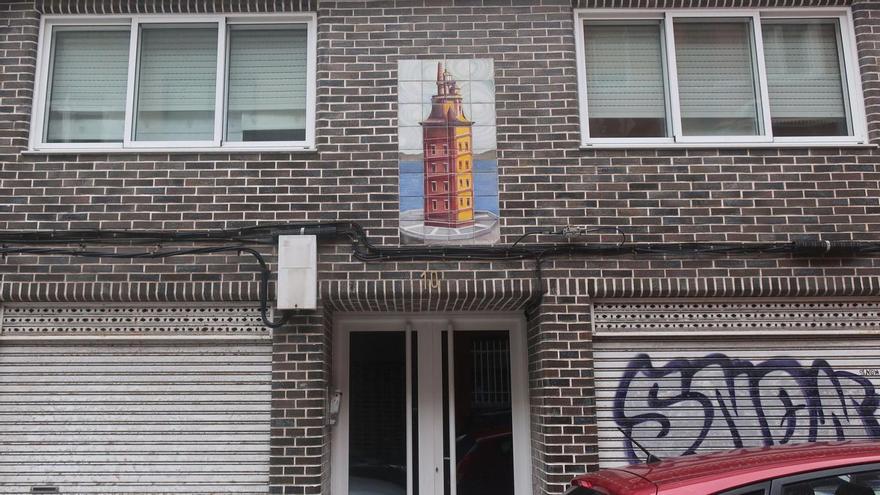 Mosaico de la Torre de Hércules en un edificio de la calle Coronel Calaza. // La Opinión
