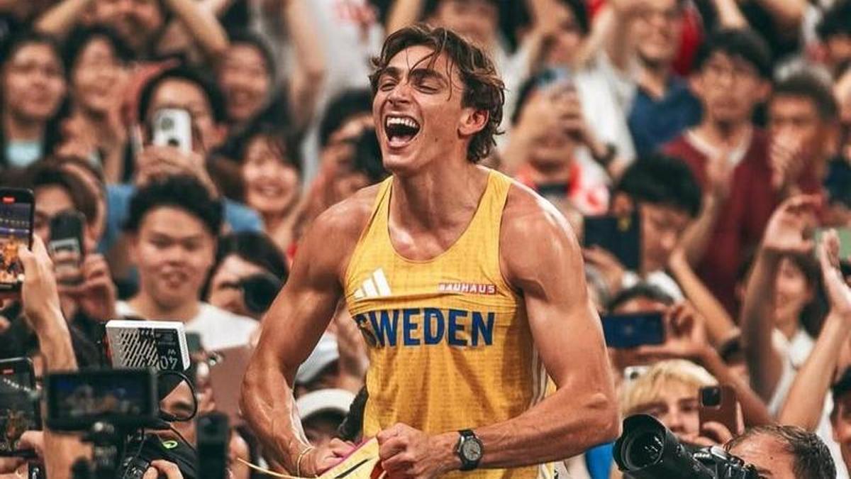El pertiguista sueco Mondo Duplantis, tras pulverizar los 6,30 metros en Tokio.