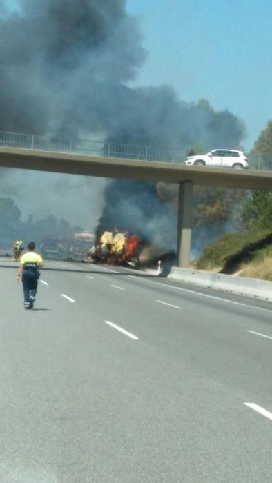 Camió en flames a Viladasens