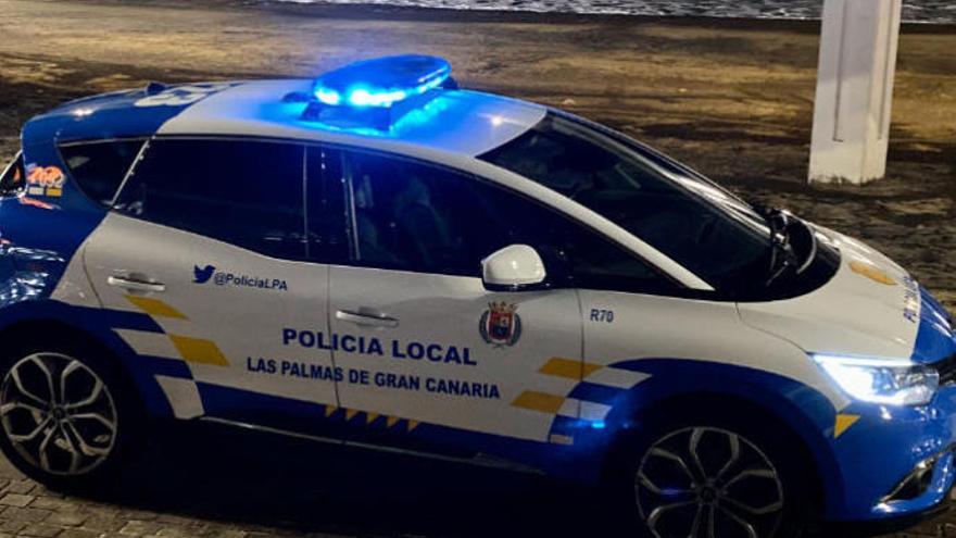 Un vehículo de la Policía Local de Las Palmas de Gran Canaria durante una intervención anterior.