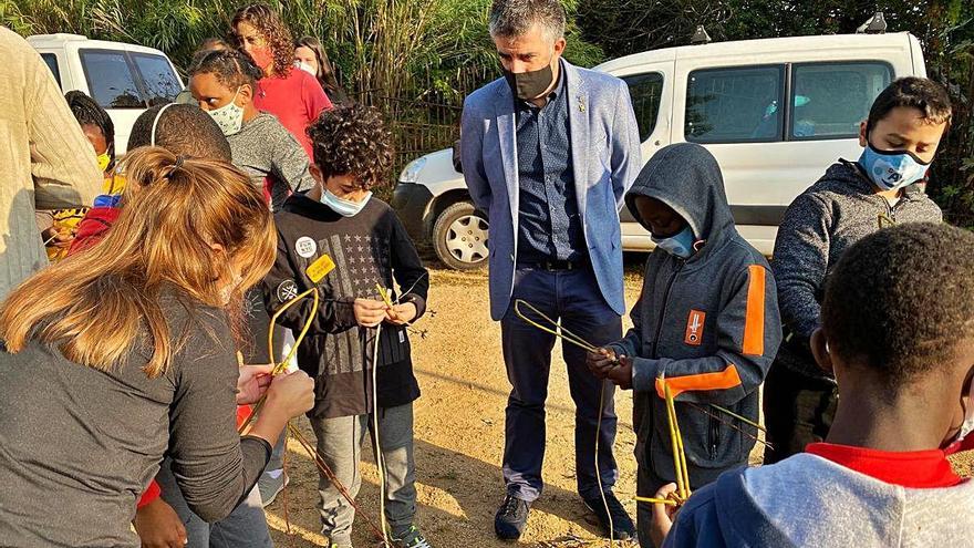 L&#039;alcalde, durant un dels tallers de cistelleria.