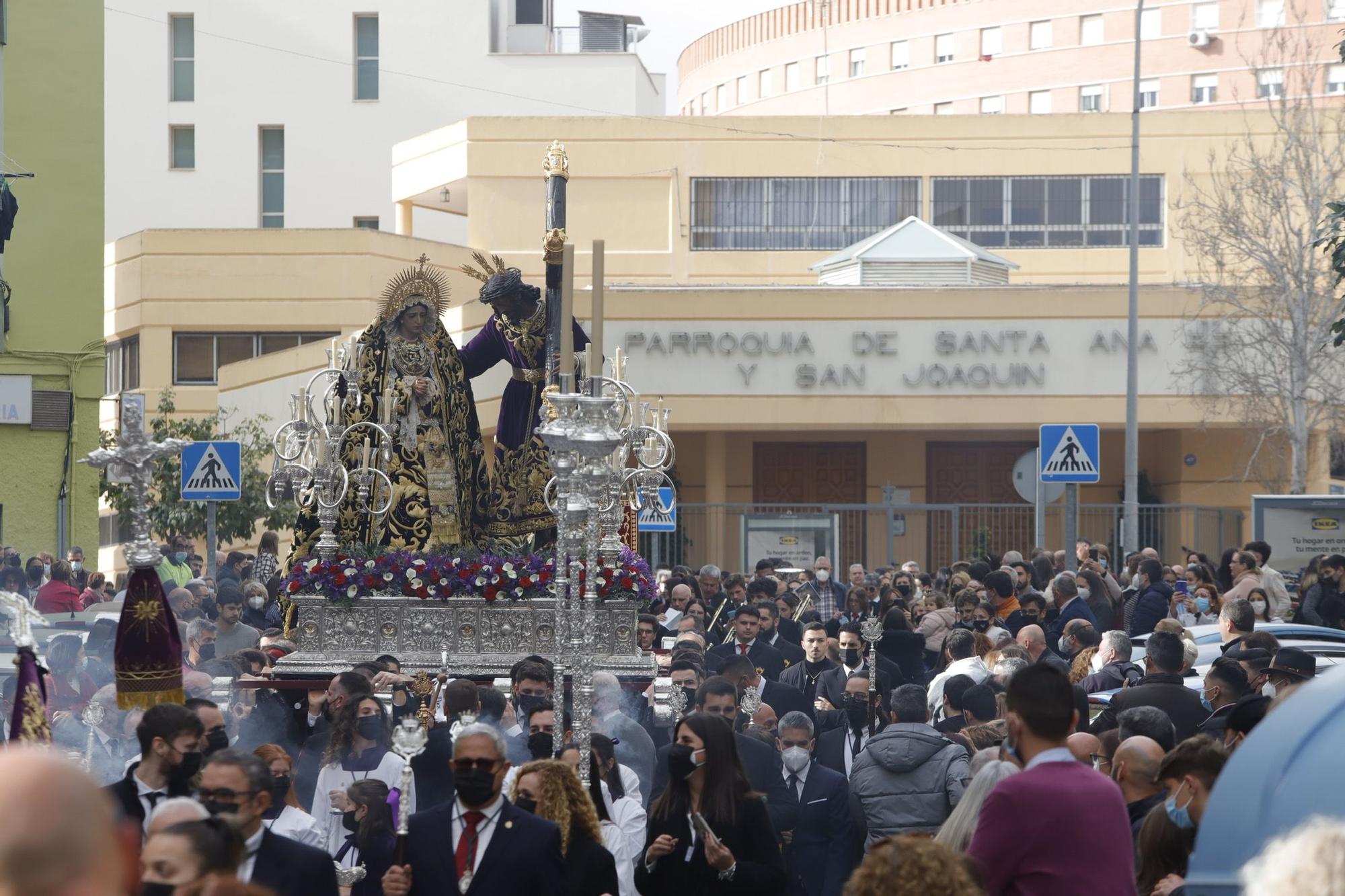 En Nueva Málaga, con más de 13 horas de procesión por delante, el Nazareno del Perdón y la Virgen de Nueva Esperanza comenzaban su peregrinación.