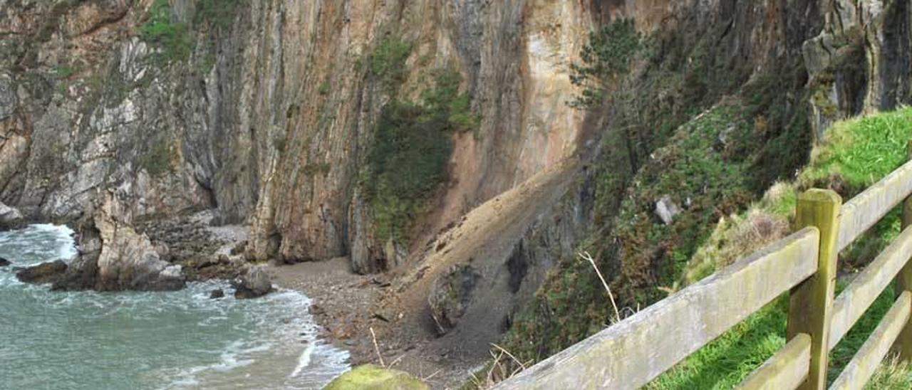 El desprendimiento en la playa del Silencio, que ha llenado de tierra y piedras el arenal.