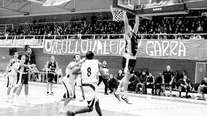 Ian O&#039;Leary encesta en el partido de ayer ante el Tarragona, en el polideportivo de Pumarín.