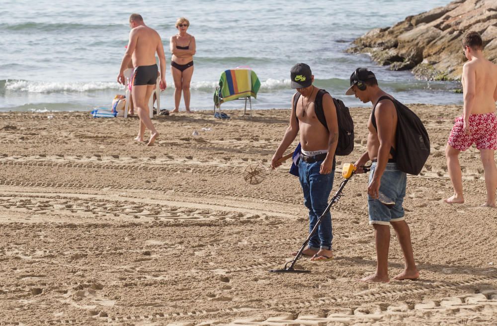 Las calles de Alicante se recuperan poco a poco de las fiestas