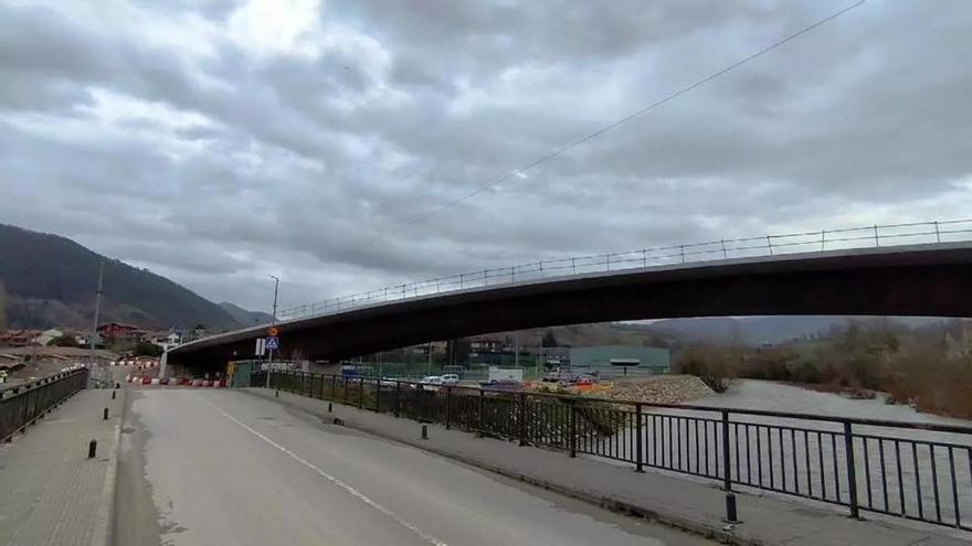 Ciudadanos lleva al pleno de Parres tres propuestas para frenar el vandalismo, proteger los caminos municipales y exigir responsabilidades por el nuevo puente del río Piloña