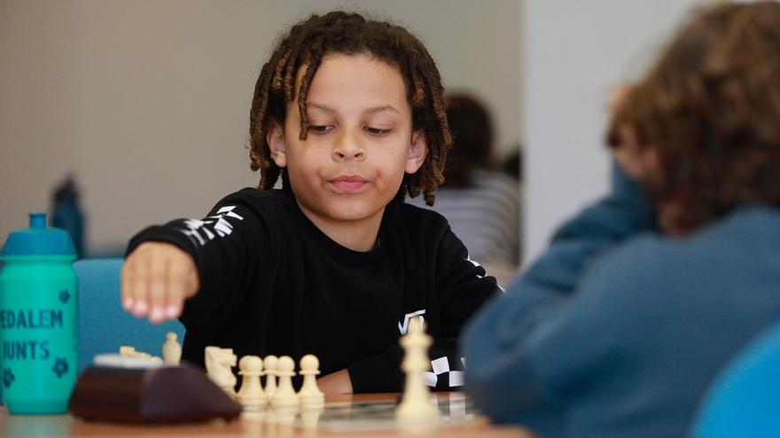El Campeonato Escolar de ajedrez arranca en Puig d’en Valls con 52 participantes