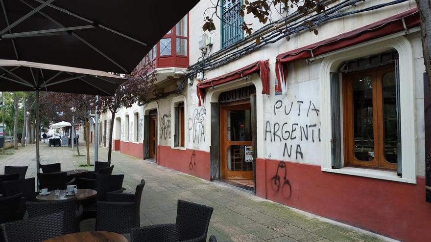 El bar Tangopan amanece con pintadas xenófobas en sus paredes