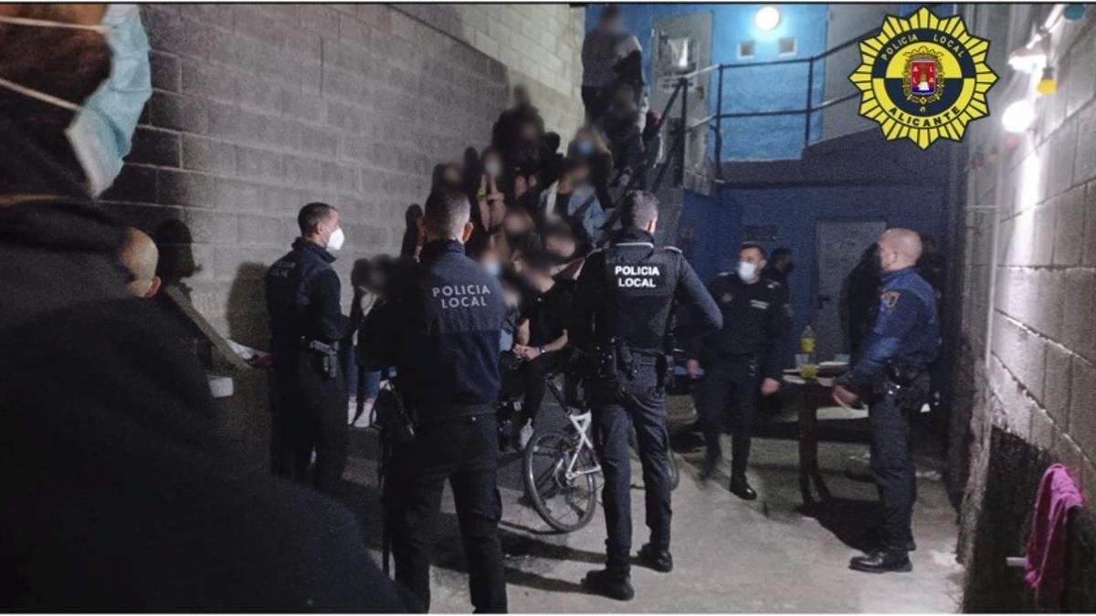La Policía interviene en una fiesta ilegal en Alicante.