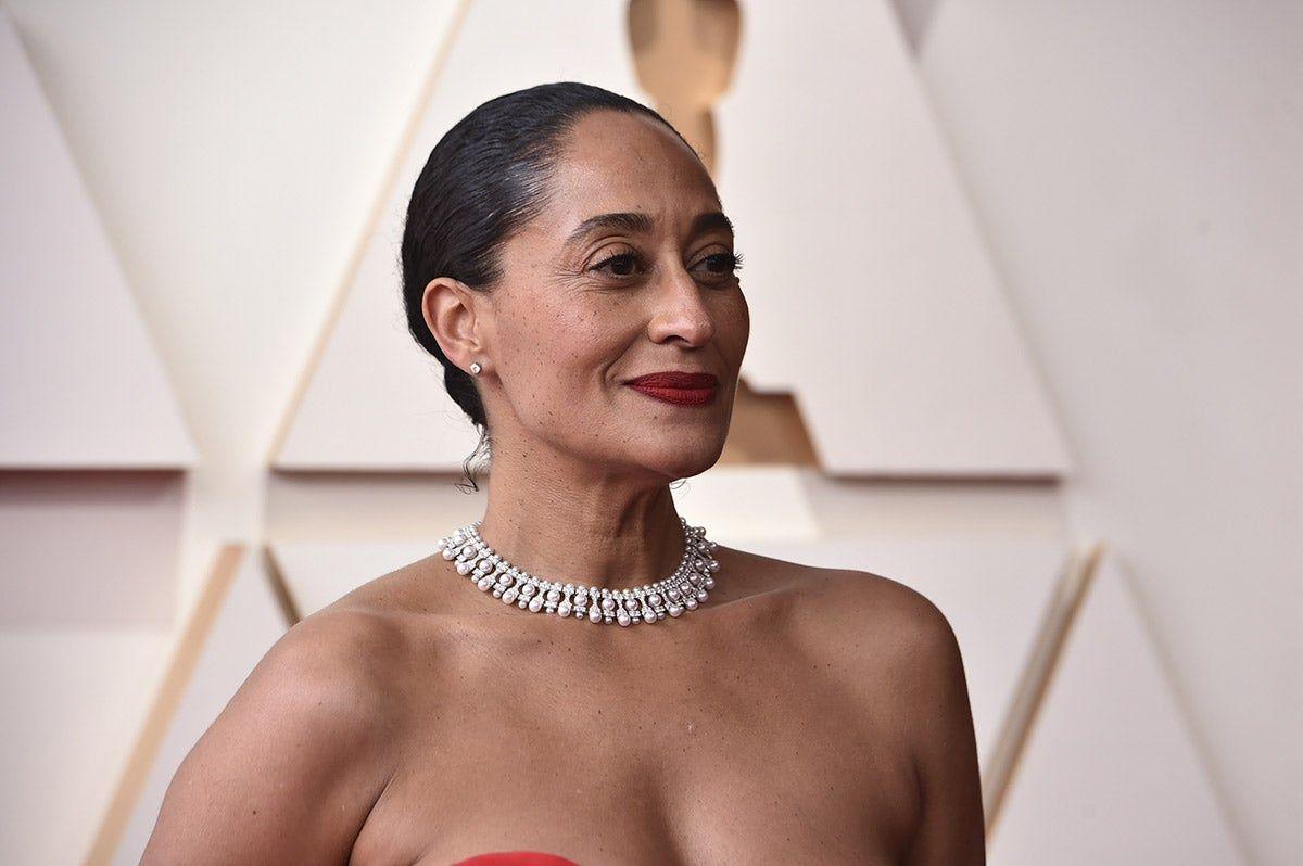 Tracee Ellis Ross con collar de diamantes y perlas