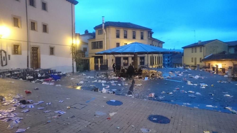 El botellón de carnaval llena de basura el Antiguo