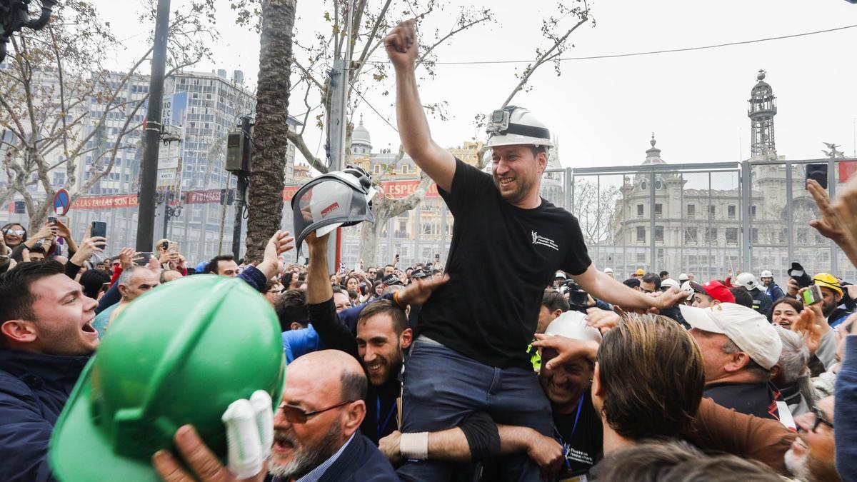Javier Nadal, a hombros tras la "mascletà" del 5 de marzo de 2019, con la pirotecnia de la familia