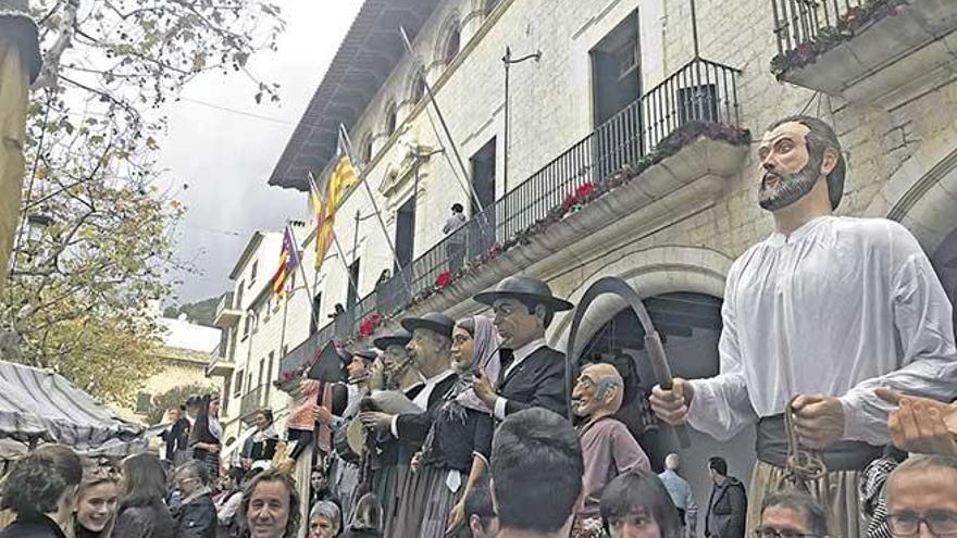 Los ´gegants´ presidieron la entrada principal del Ayuntamiento.