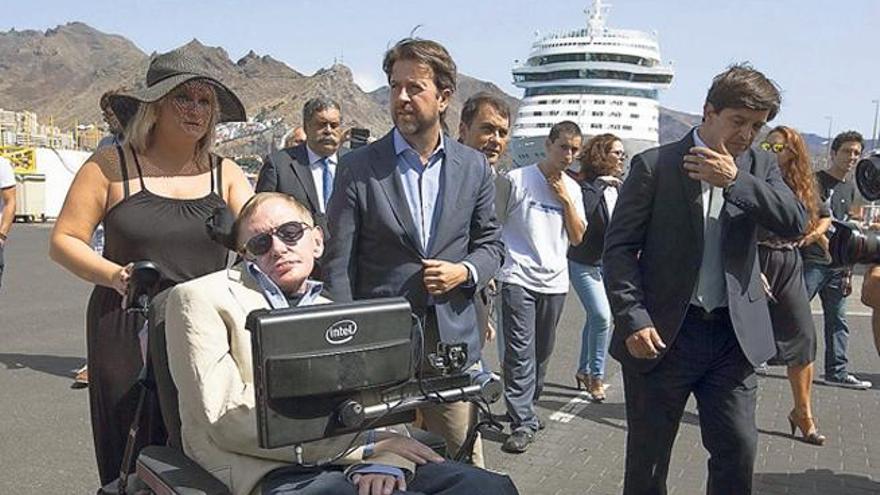 Hawking, ayer, en el puerto de Santa Cruz de Tenerife, con el presidente del Cabildo, Carlos Alonso. | efe