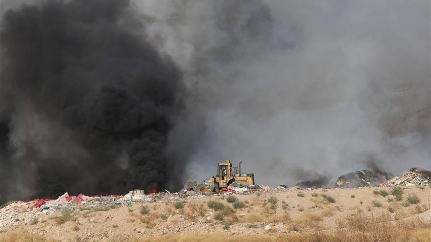 Incendio de residuos frente al vertedero