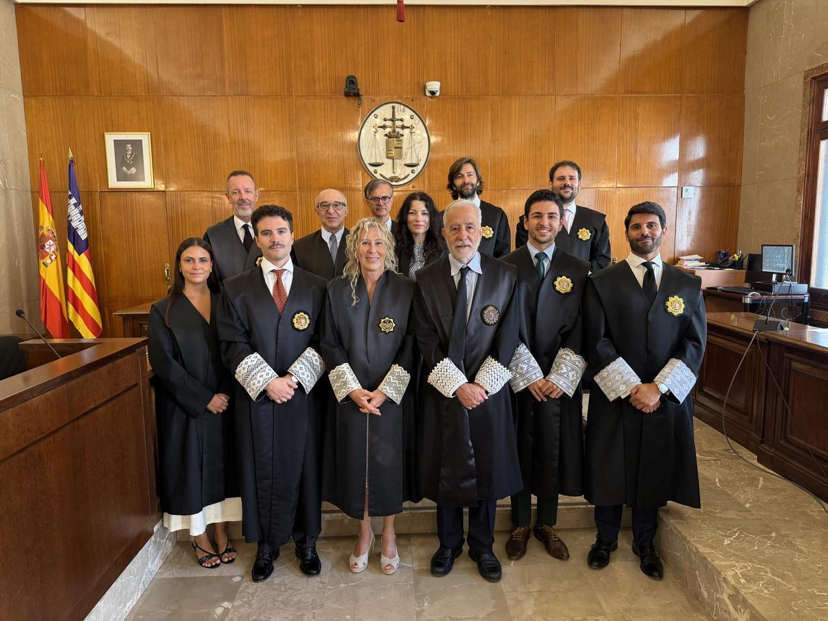 El presidente del Tribunal Superior de Justicia de les Illes Balears Carlos Gómez Martínez acompañado de miembros de la Sala de Gobierno del TSJ y los tres magistrados que han ascendido.