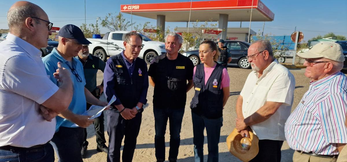 Virginia Barcones con autoridades provinciales y de Fermoselle en el Puesto de Mando.