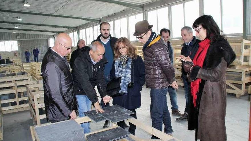 Periodistas franceses conocen la pizarra gallega.  // FdV