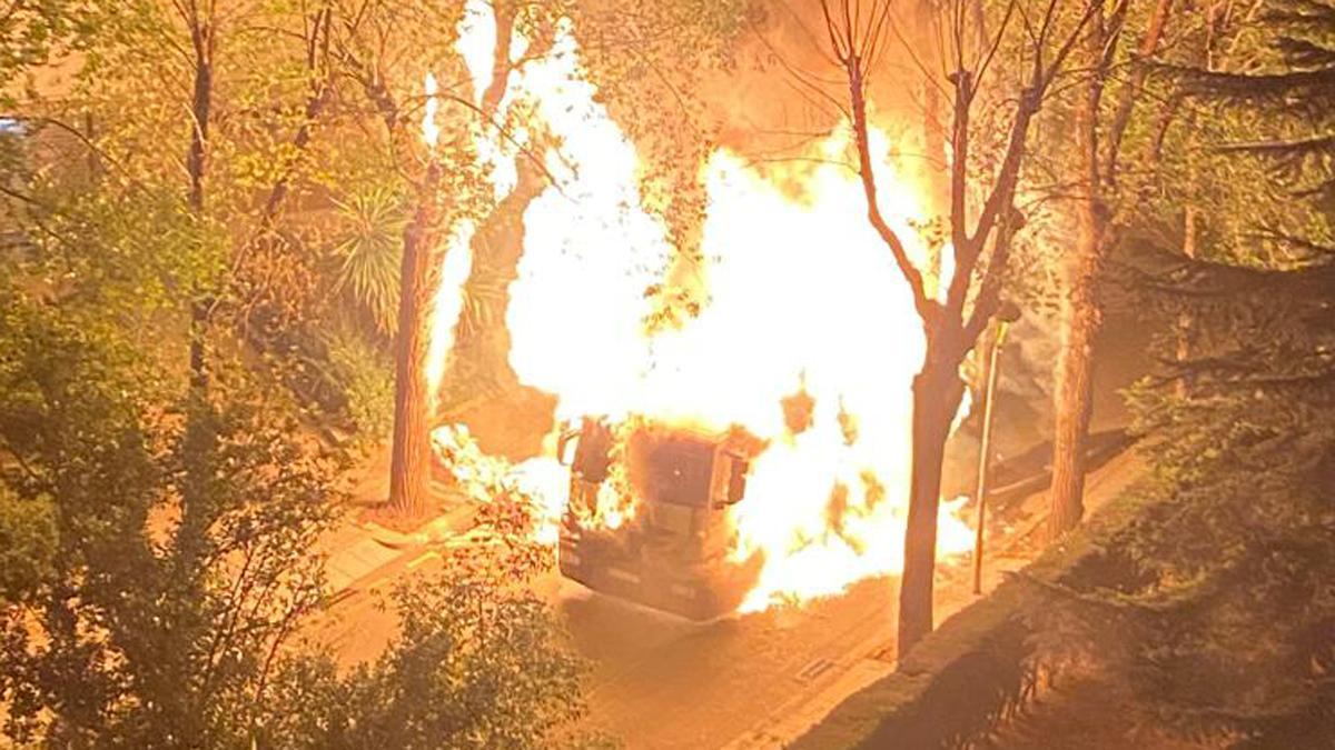 Un camión de la basura explota en Barcelona y levanta una gran columna de humo y fuego