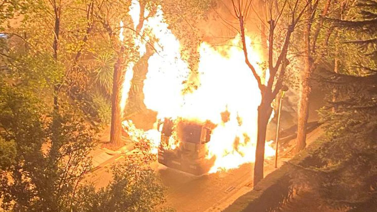 Un camión de la basura explota en Barcelona y levanta una gran columna de humo y fuego.