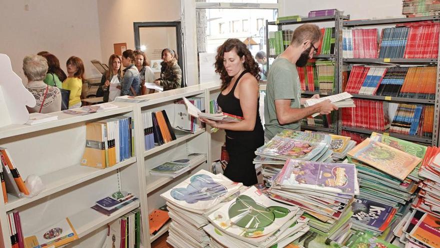 Voluntarios durante el último intercambio de libros de texto.