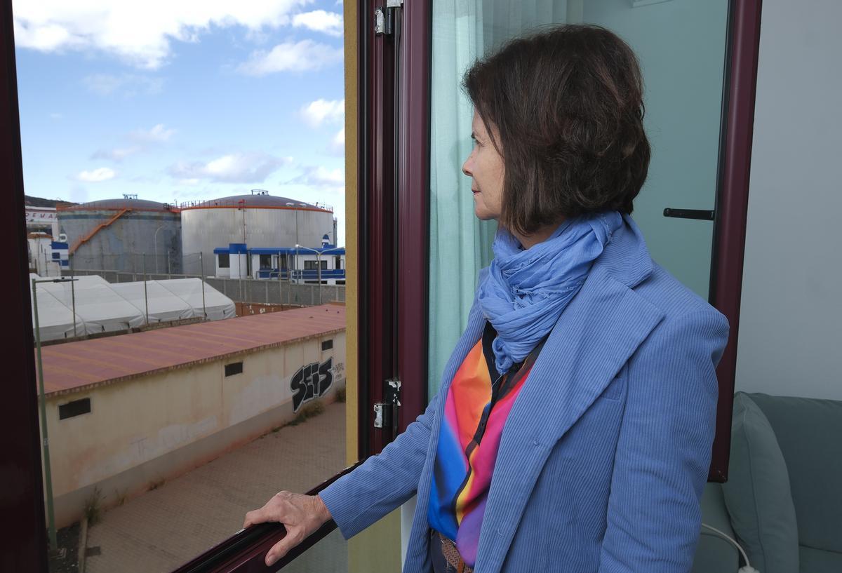 La presidenta de la comunidad de vecinos observa los tanques de combustible desde la ventana de su casa, en el Edificio Puerto Europa.