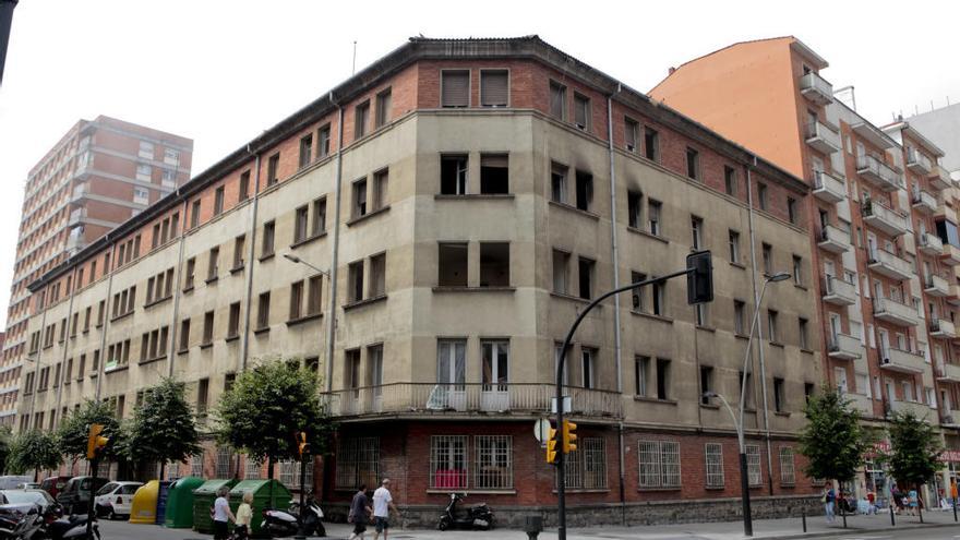 Edificio de las antiguas viviendas militares, en la calle Ezcurdia de Gijón.