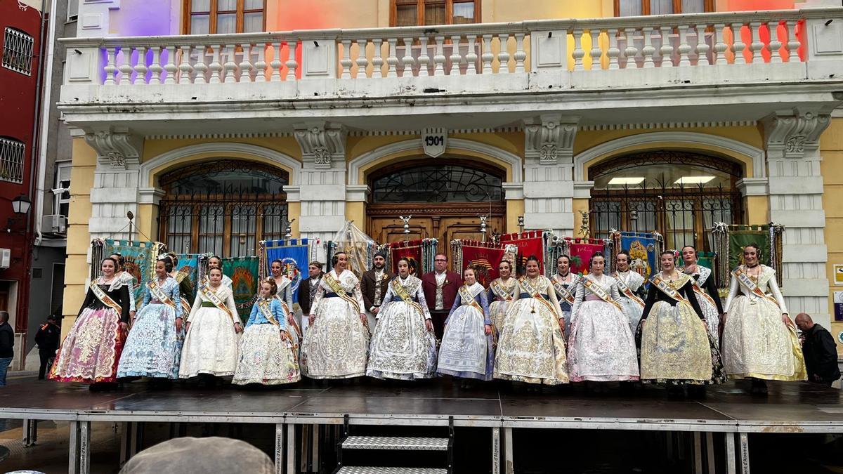 Las falleras mayores de Algemesí y su corte de honor.