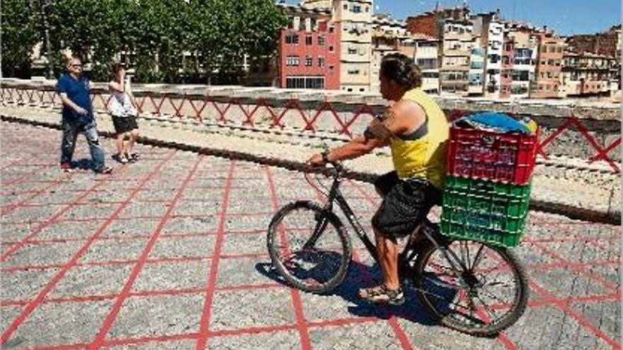 L&#039;Inundart ha transformat el pont de Pedra en una quadrícula que pica l&#039;ullet al Pont d&#039;Eiffel.