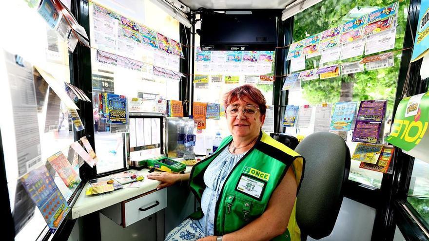 Margarita, mejor vendedora de la ONCE en Aragón a sus 60 años: "He repartido premios de 1.000 euros por un rasca de un euro, menuda cara se le queda a la gente"