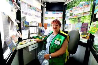 Margarita, mejor vendedora de la ONCE en Aragón a sus 60 años: "He repartido premios de 1.000 euros por un rasca de un euro, menuda cara se le queda a la gente"